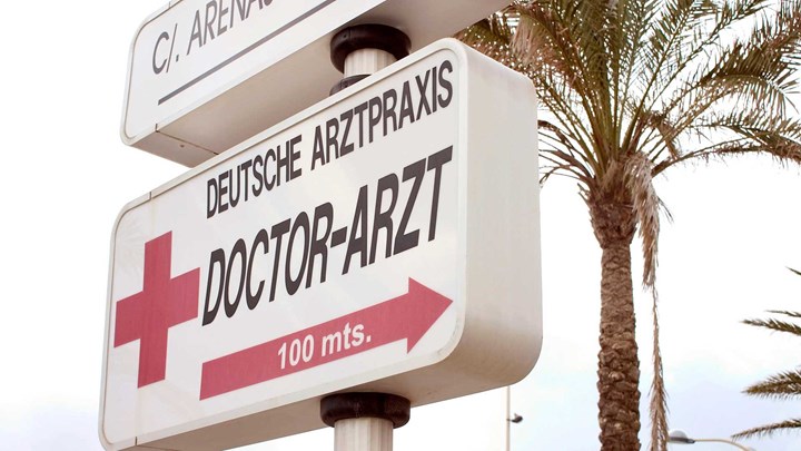 doctor 100 metres sign
