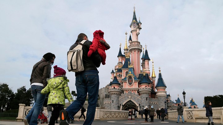 family arriving at disneyland