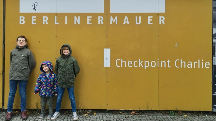 children visiting berlinermauer checkpoint charlie
