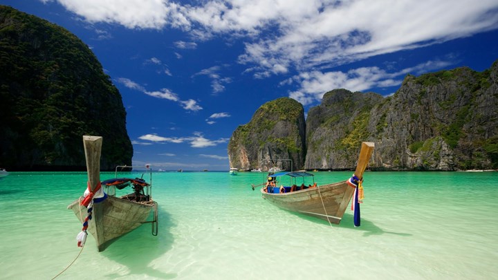 boats in koh phi phi