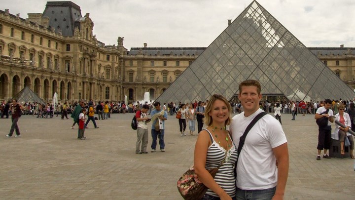couple visiting the louvre france